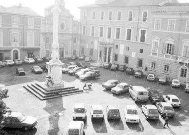 Una veduta di piazza Mercurio Pi&ugrave; in basso Carlo Azioni della Vineria   