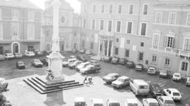 Una veduta di piazza Mercurio Più in basso Carlo Azioni della “Vineria”