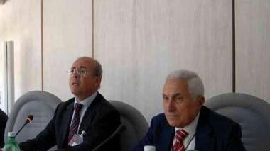 Il dr. Casani al tavolo dei relatori e, a destra Bogazzi