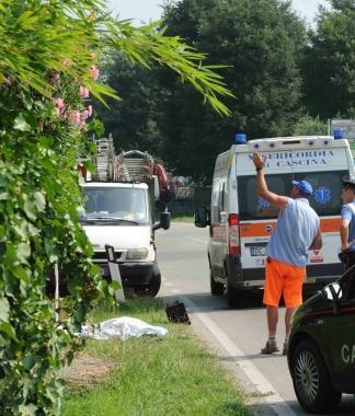 Il corpo di Salvatore Vita coperto dal lenzuolo sul posto della tragedia avvenuta la scorsa settimana a Santa Colomba frazione di Bientina   