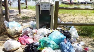 Rifiuti abbandonati sulla strada (a sinistra) e un operatore che fa pulizia
