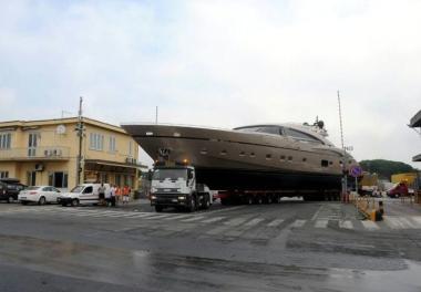 <b>IL VARO.</b> Larrivo al porto di Marina di Carrara dello yacht e lo stabilimento Fipa-Maiora a Massa  