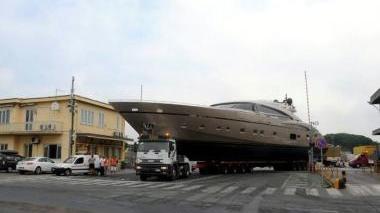 <b>IL VARO.</b> L’arrivo al porto di Marina di Carrara dello yacht e lo stabilimento Fipa-Maiora a Massa