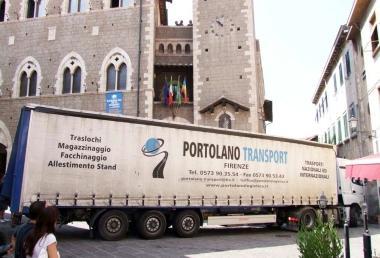Il camion col rimorchio incastrato ieri mattina in pieno centro storico 