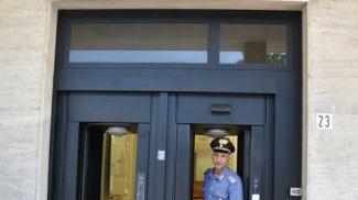 Un carabiniere davanti alla banca rapinata ieri pomeriggio