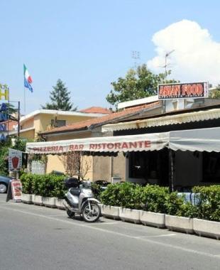 Da sin. Alessandro Bandoni e il nuovo punto vendita di kebab a Marina          