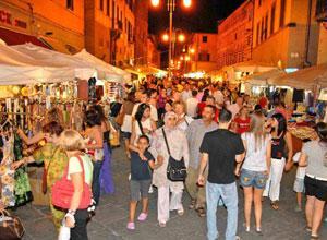 Ridotti i banchi del mercatino multietnico