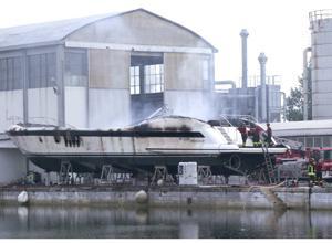 Distrutto dal fuoco uno yacht di 40 metri