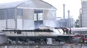 Distrutto dal fuoco uno yacht di 40 metri