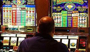 Scassinano 27 slot machine e fuggono con 40mila euro