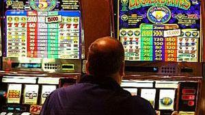Scassinano 27 slot machine e fuggono con 40mila euro