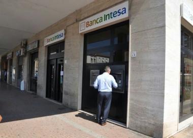 La filiale della Banca Intesa in piazza della Libert&agrave; 