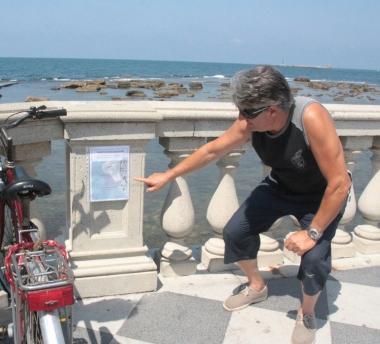 Il minuscolo cartello che indica il divieto di balneazione alla Terrazza 