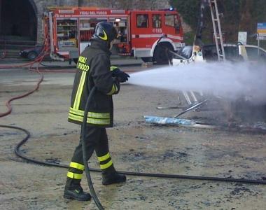 Un vigile del fuoco in azione   