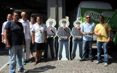 I poliziotti "accoltellati alle spalle"