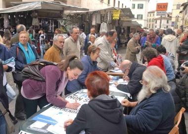 Tanti a firmare per lacqua pubblica 
