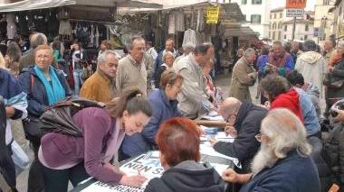 Tanti a firmare per l’acqua pubblica