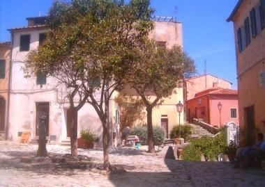 Una veduta del centro storico di Poggio frazione di Marciana 
