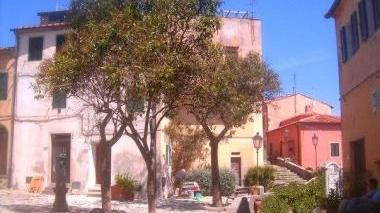Una veduta del centro storico di Poggio frazione di Marciana