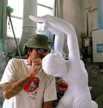 <b>CREAZIONE.</b> Uno scultore al lavoro 