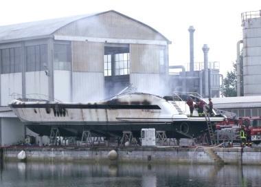 Il lussuoso yacht in fiamme nelle notte nella darsena pisana 