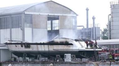 Il lussuoso yacht in fiamme nelle notte nella darsena pisana