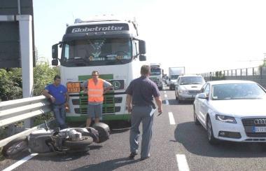 Lautotreno bloccato a pochi metri dallo scooter della giovane 