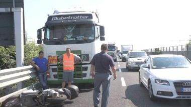 L’autotreno bloccato a pochi metri dallo scooter della giovane