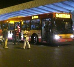 Un autobus serale per le notti estive   