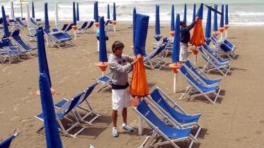<b>CHIUSI.</b> Così potrebbero essere gli ombrelloni martedì prossimo