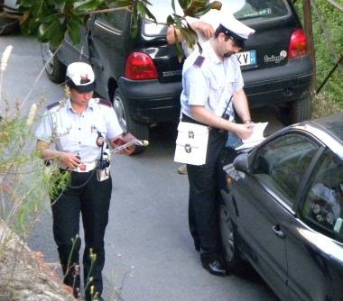 Vigili urbani mentre multano auto in divieto di sosta   