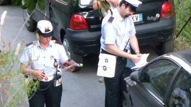 Vigili urbani mentre multano auto in divieto di sosta