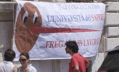 Due momenti della protesta dei precari dellateneo 