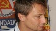 <b>CALCIO ANTIRAZZISTA</b> Roberto Cini e a destra una gara dei Mondiali Rebeldi