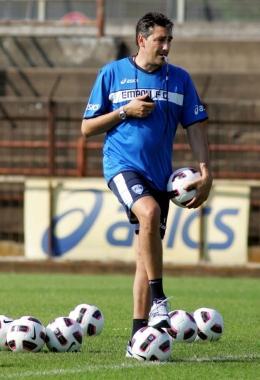 Sopra il tecnico Alfredo Aglietti A sinistra Massimo Gotti 