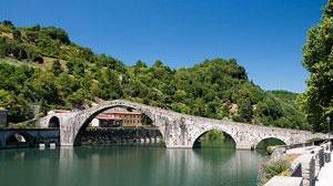 Mancano posti per i bus Ormai le gite ignorano il Ponte del Diavolo