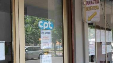 L’assessore e vicesindaco di Pontedera Massimiliano Sonetti e (in alto) la biglietteria del Cpt chiusa