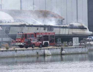 Lo yacht andato a fuoco alla Darsena Pisana, ancora fumante 