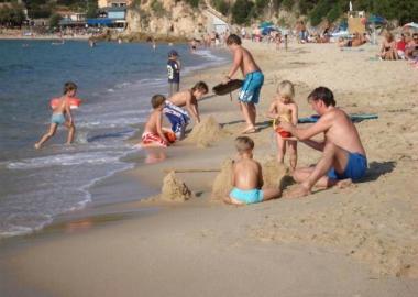 Gruppi di turisti su una spiaggia elbana in questo inizio stagione caratterizzato da un calo nelle presenze     