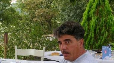 Alcune immagini dell’incidente stradale in cui ha perso la vita il pensionato cinquantanovenne di Pomarance Alessandro Crocetti. Da sinistra in senso orario: la vittima, l’ambulanza per i soccorsi e il punto della strada provinciale 329, nei pressi del bivio per Lustignano, in cui la jeep ha investito il ciclista