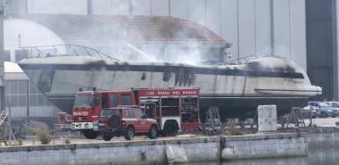 Due immagini del pauroso incendio che ha distrutto lo yacht e limprenditore Politi  