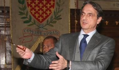 Il sindaco Roberto Cenni nel salone comunale 