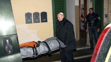 La rimozione del corpo di Alessio Paolini la sera del 13 dicembre nell’abitazione di via Imbriani