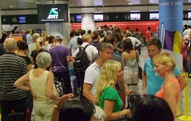 Passeggeri in attesa dellimbarco al Galilei 