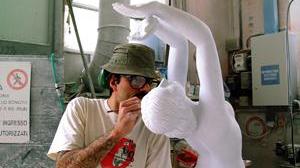 Pittori e scultori creano opere d'arte in mezzo alla gente