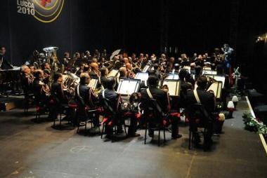 Applausi alla banda musicale dell'Arma