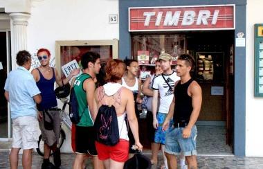 <b>LACRIME E SPERANZA. </b>Gli amici di Simone Talani ieri pomeriggio in centro per comprare la targa in ricordo del giovane da affiggere in un posto sul mare 