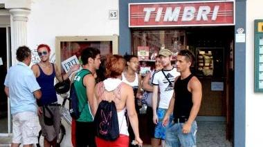<b>LACRIME E SPERANZA. </b>Gli amici di Simone Talani ieri pomeriggio in centro per comprare la targa in ricordo del giovane da affiggere in un posto sul mare