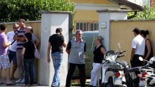 Gli amici e i parenti di Davide ieri fuori dall’obitorio