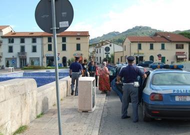 Nomadi controllati dalla polizia e le scritte sui muri della stazione 